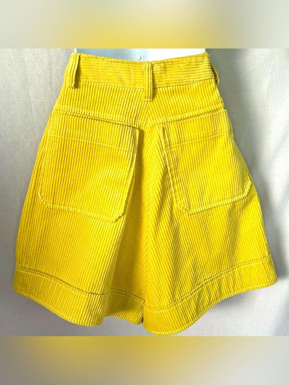 Oscar de la Renta Retro Yellow Corduroy High Waist Shorts, Size 8 - Picture 7 of 13